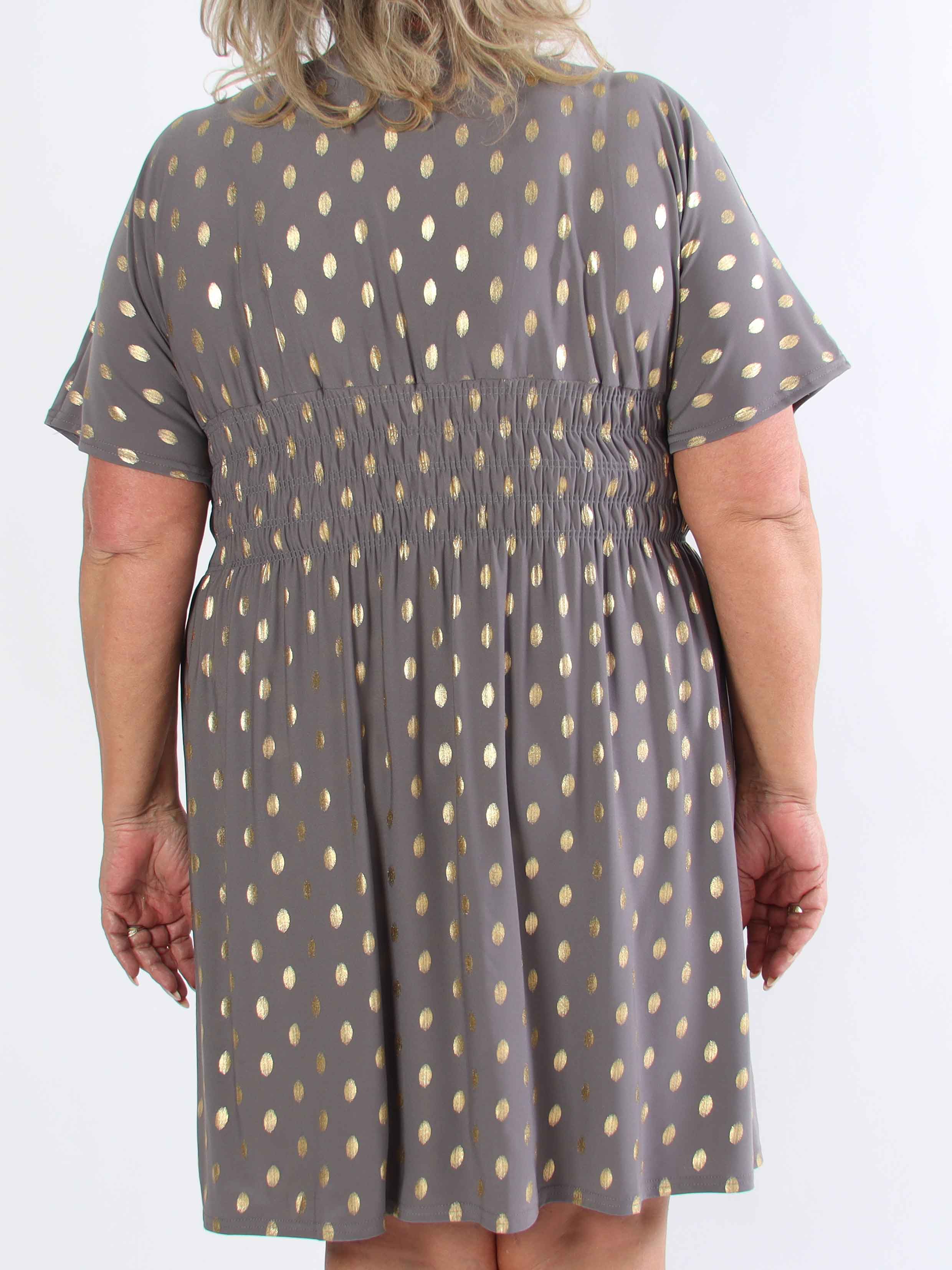 Pams Dot Short - Elastisk klänning i plus size med guldprickar
